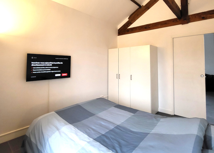 chambre principale grande hauteur sous plafond et tres claire television grand lit palcard