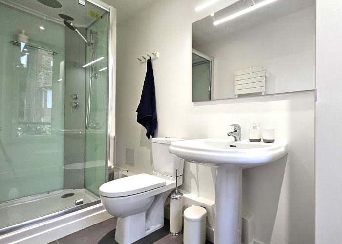 Salle de bain privative avec douche, Wc, lavabo, meuble de rangement